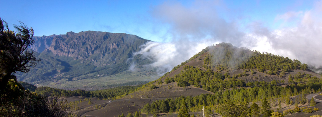 Die Llanos de Jable mit Blick auf die Wolken über der Cumbre