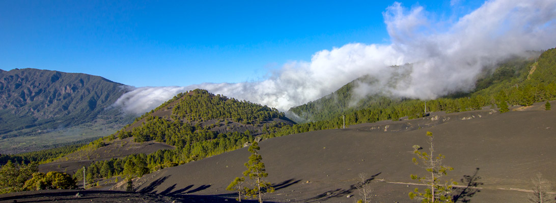 Die Llanos de Jable mit Blick auf die Wolken über der Cumbre