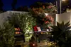 Casa Simpatica, untere überdachte Terrasse bei Nacht