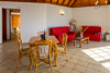 Villa Los Lomos Dos, Esstisch und Couchecke