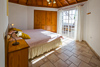 Villa Los Lomos Dos, Schlafzimmer 2 mit Blick zum Fenster