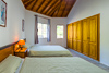 Villa Los Lomos Tres, Schlafzimmer 2 mit Blick zum Schrank